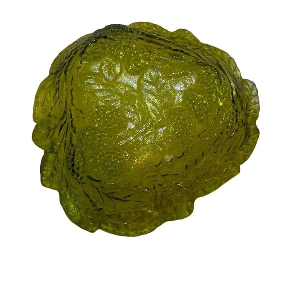 Vintage Indiana pressed glass bowl in loganberry or avocado green leaf & berry - Picture 3 of 6